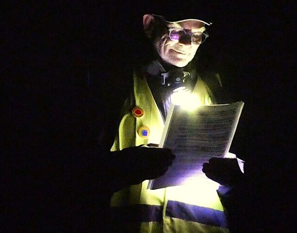 Redner bei der Earth Hour im Dunkeln